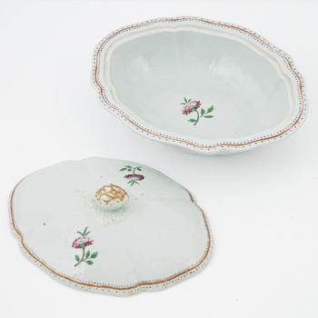 A Chinese Export dinner service, Qing dynasty, Qianlong (1736-95). (51 pieces).