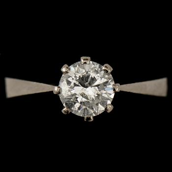 RING, 18k vitguld med briljantslipad diamant, 1.07 ct enligt gravyr, Stockholm, 1982. Vikt 4 g.