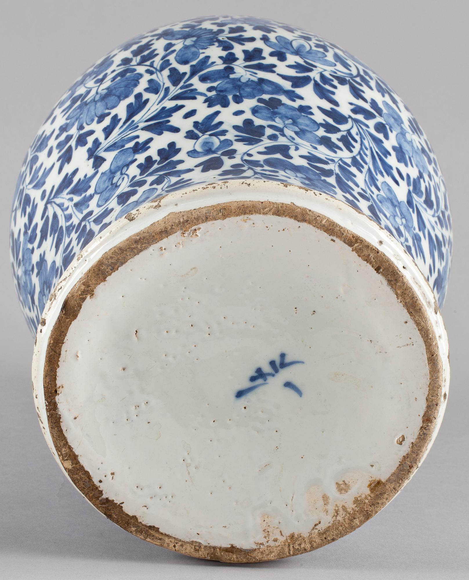 URNA med LOCK, fajan. Delft, 1700-tal.