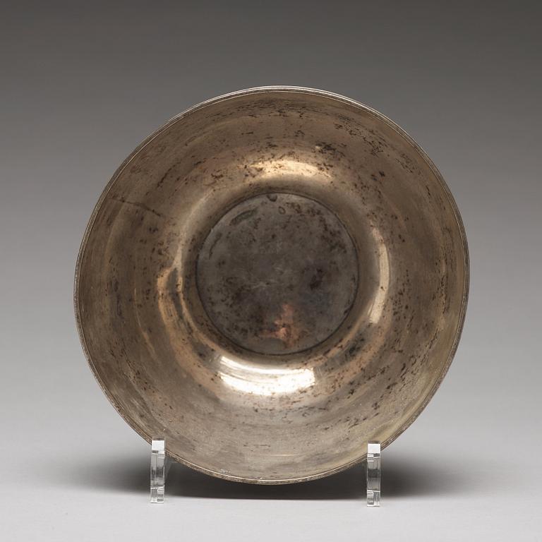 A Chinese silver bowl, late Qing dynasty circa 1900.