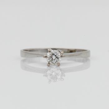 RING, 18k vitguld med briljantslipad diamant ca 0,20ct enl gravyr.