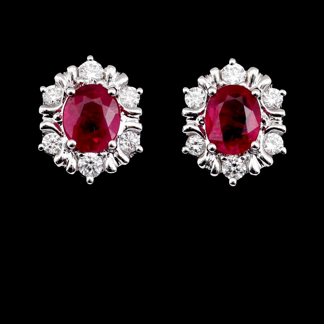 ÖRHÄNGEN, 1 par, 18 k vitguld, ovala rubiner tot 2.15 ct, briljantslipade diamanter tot 0.46 ct.