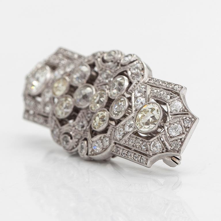 A 14K white gold Art Deco double clip brooch with old-cut diamonds approximately 4.90 cts in total. Austrian importmark.
