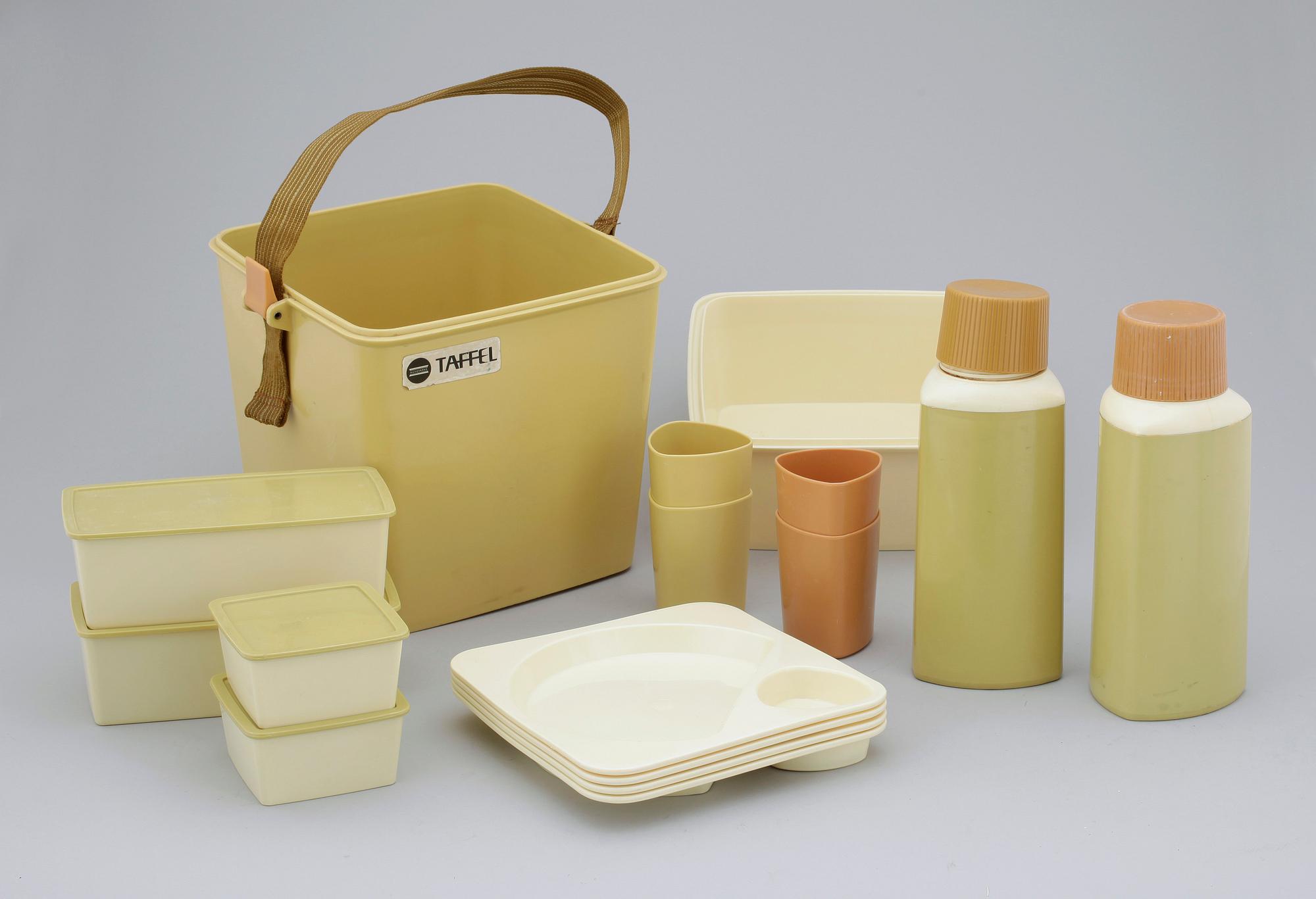 PICKNICKSET samt KYLVÄSKA, plast, "Taffel", design Sigvard Bernadotte 1959. Husqvarna.