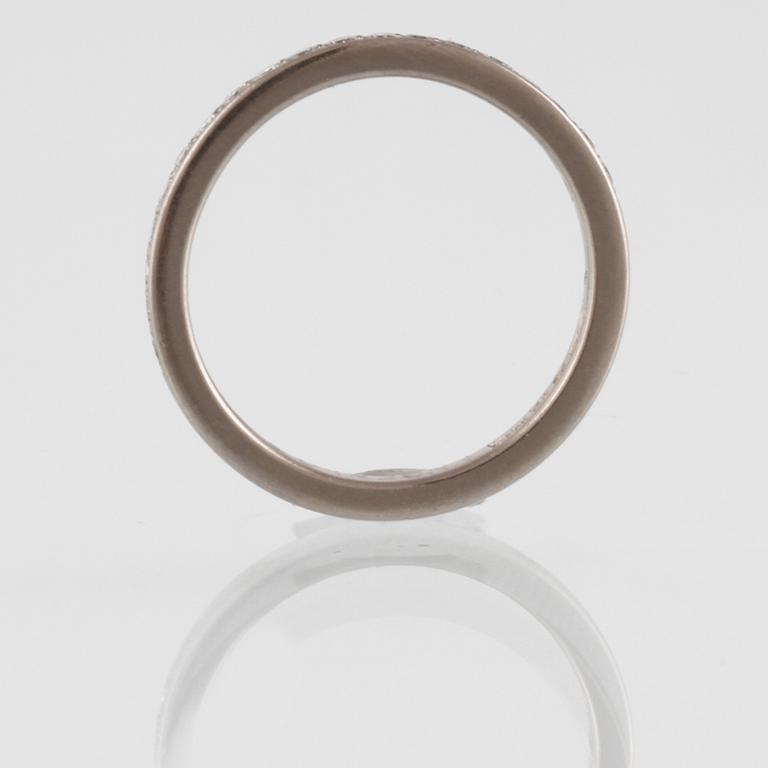 RING, 18K vitguld med briljantslipade diamanter, Jarl Sandin, Göteborg. Vikt 3,7 gram.