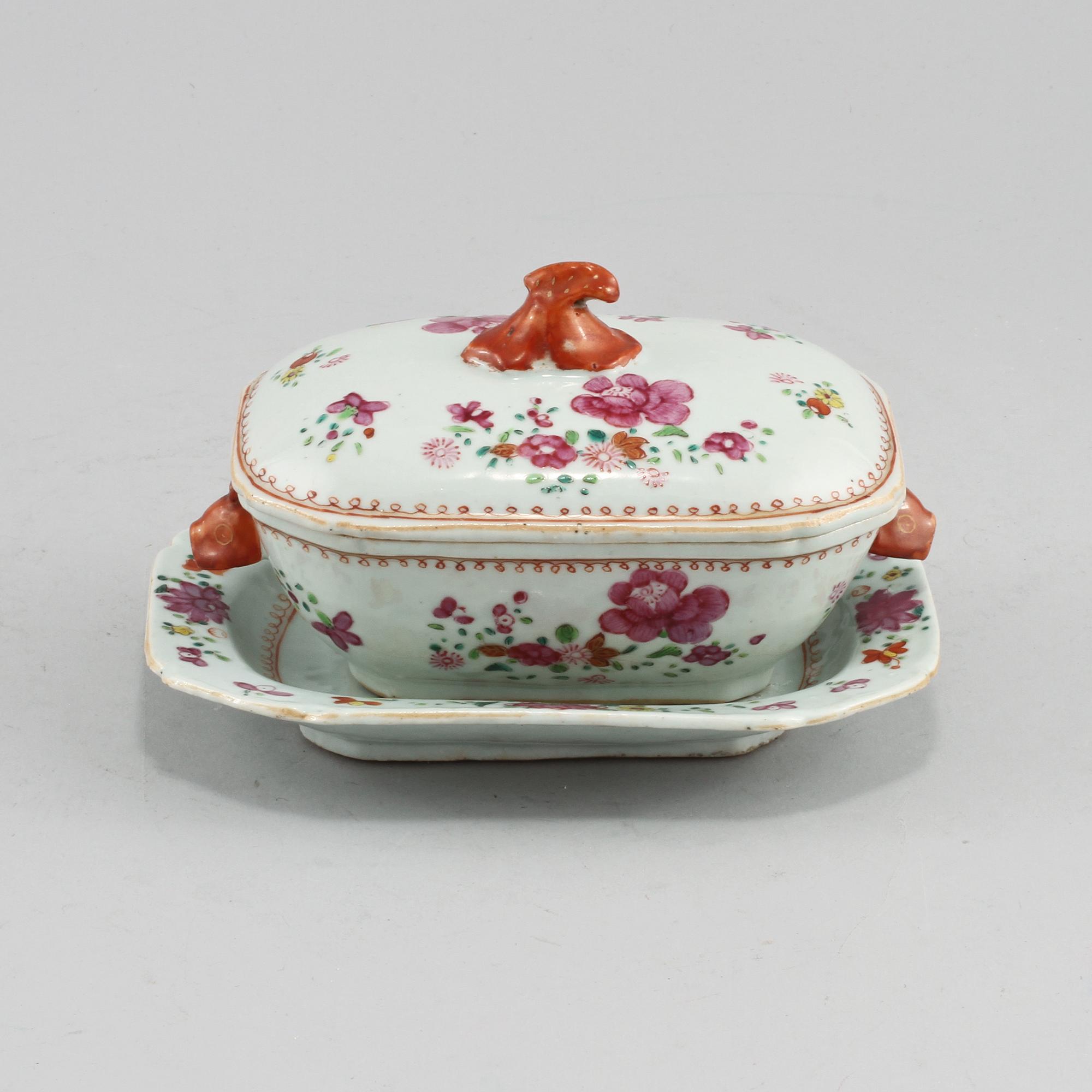 SMÖRTERRIN MED UNDERFAT, porslin, Kina, 1700-tal.