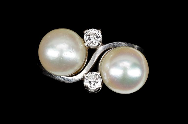 RING, 18k vitguld med odlade pärlor och briljantslipade diamanter, tot ca 0,18ct.