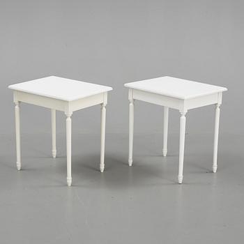 SÄNGBORD, ett par, gustaviansk stil, 1900-talets andra hälft.