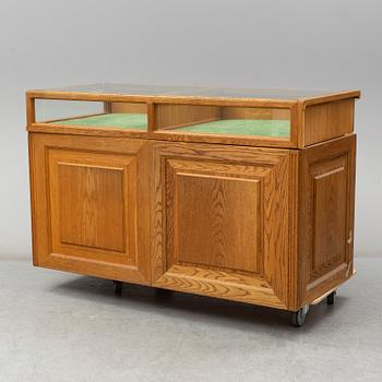 A mid 20th Century chest of drawers.