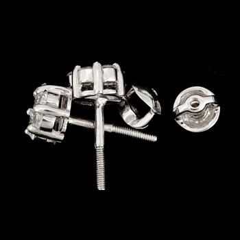 ÖRHÄNGEN, ett par, vitguld 18k, diamanter, totalt ca 0.64 ct. Vikt tot ca 1,5 gram.