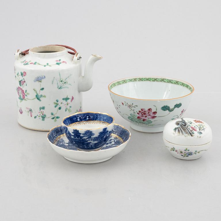 Four pieces of Chinese porcelain, Qing dynasty, 18th-19th century.