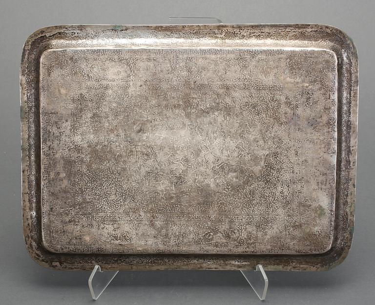 BRICKA, Indien, låghaltigt silver, saknar stämplar, 1900-tal. Vikt ca 1000 g.