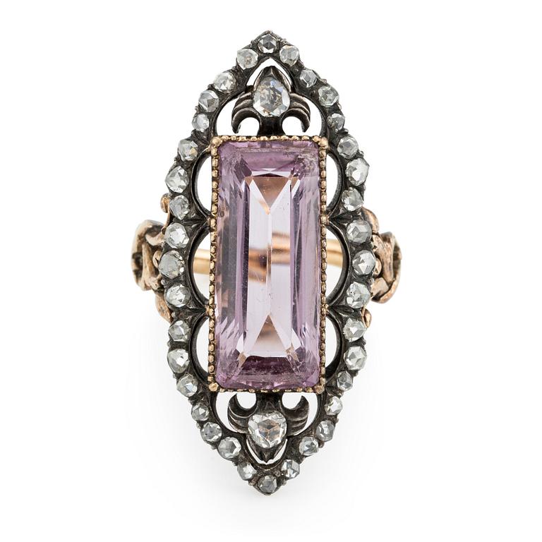 An 18K gold and silver ring  with a faceted topaz and rose-cut diamonds, 19th century.