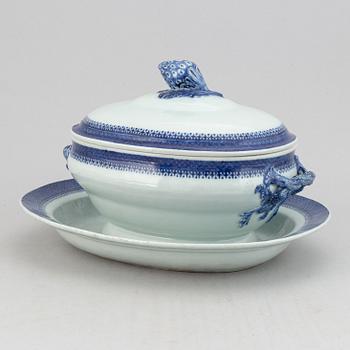 A blue and white tureen with cover and stand, Qing dynasty, 19th Century.