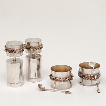 KARL-HEINZ SAUER, ett par saltkar med skedar och ett par pepparkvarnar av silver, Västerås 1972.