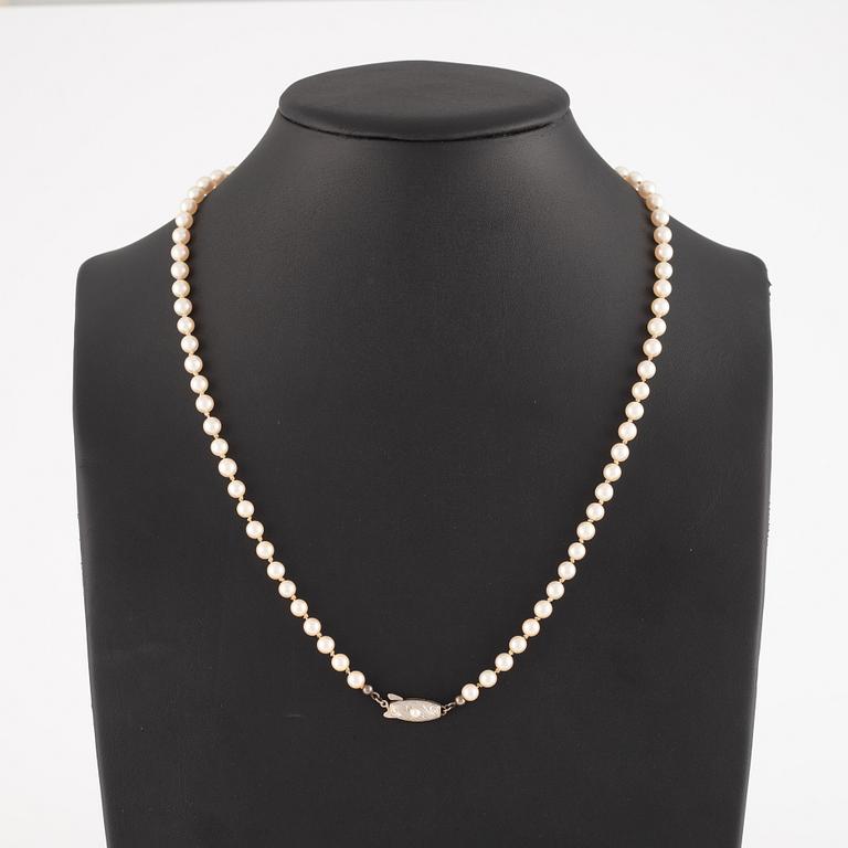 Cultured pearls necklace with 14K gold clasp.