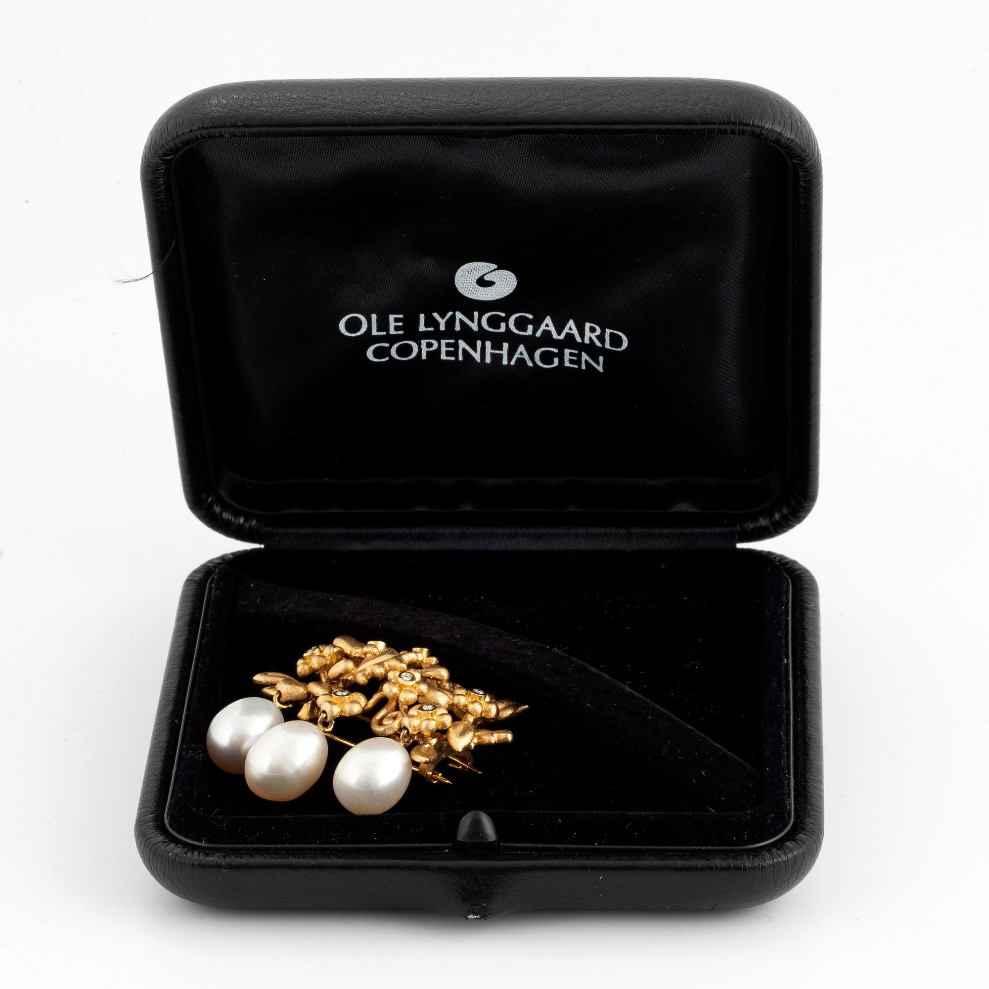 An 18K gold Ole Lynggaard brooch set with cultured pearls.