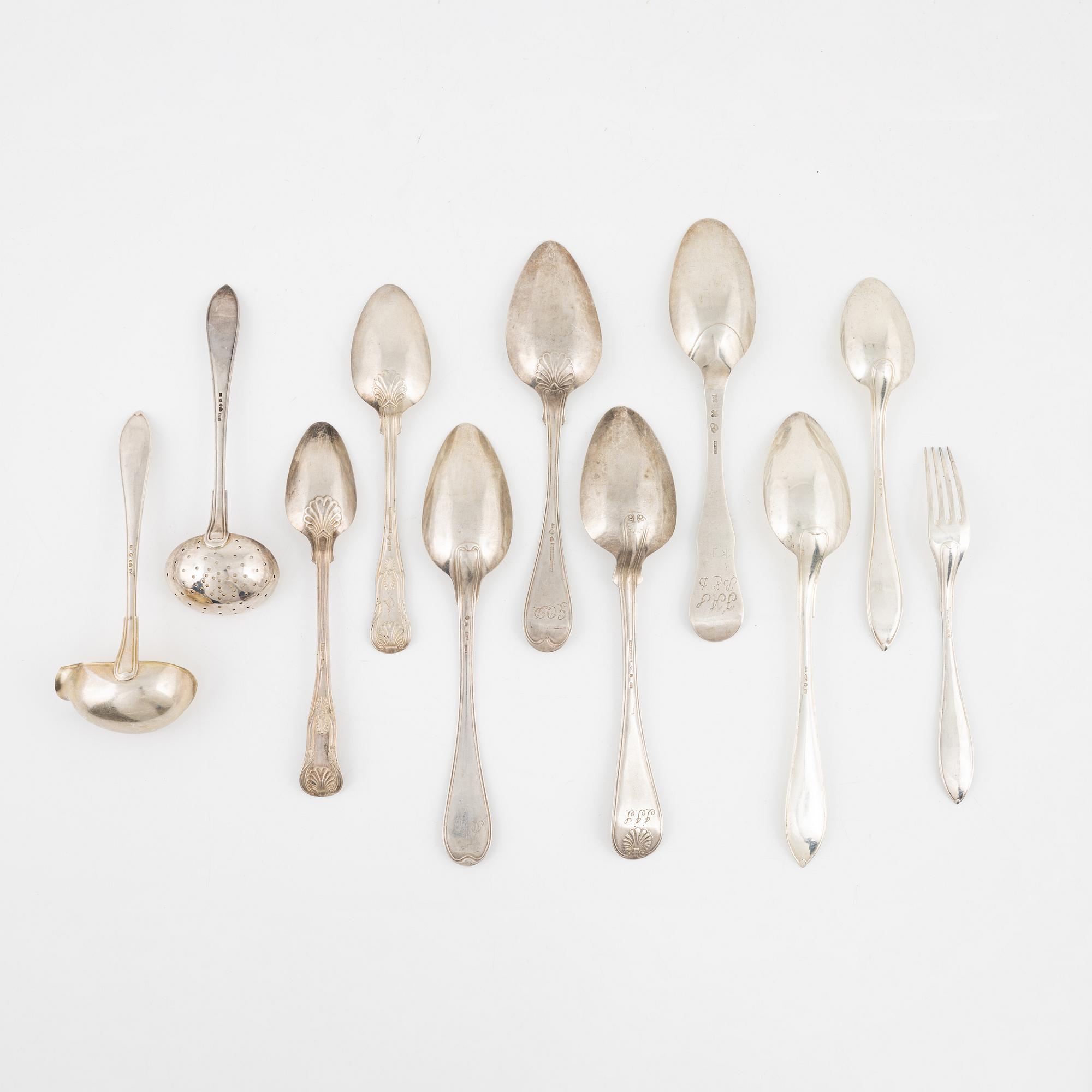 Besticksuppsättning, 32 delar, silver, modell svensk spetsig, bl a GAB Stockholm 1920, samt 6 äldre skedar.