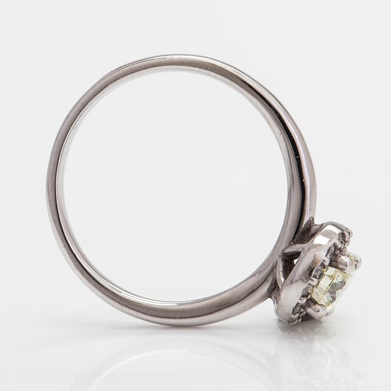 Ring, 14K vitguld, diamanter totalt ca 0.72 ct.