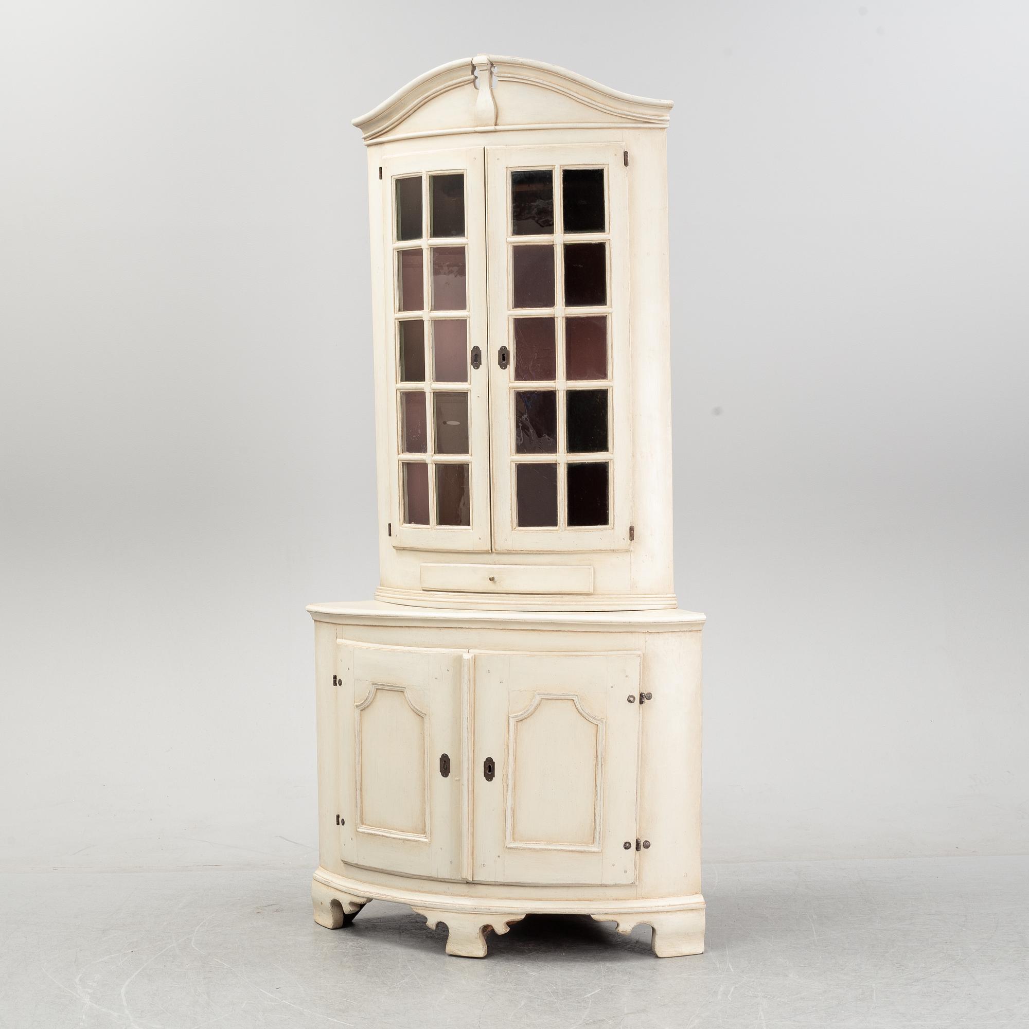 Hörnvitrinskåp, 1700-tal.