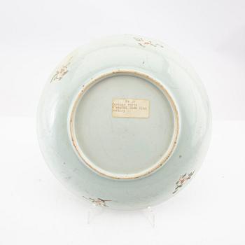 A famille verte dish, Qing dynasty, Kangxi (1662-1722).