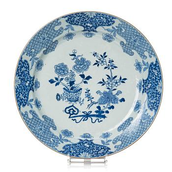 1142. A blue and white Chinese Export serving dish, Qing dynasty, Qianlong (1736-95).