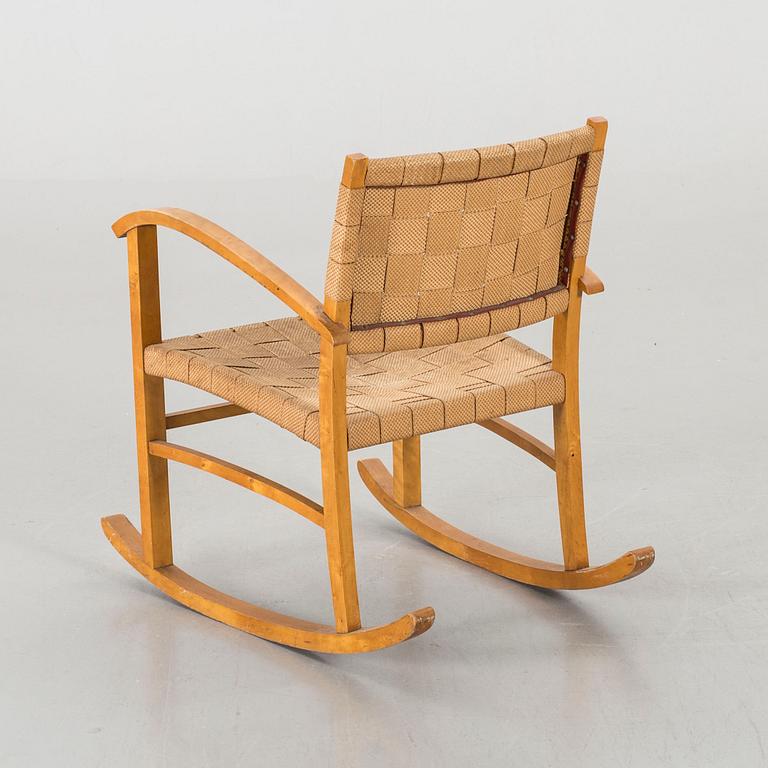 A 1930-40'S ROCKING CHAIR.
