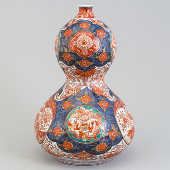 A Japanese imari vase, Meiji (1868-1912).