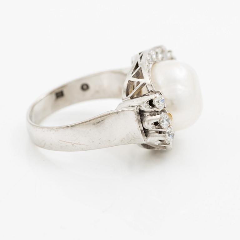 Ring in 18K white gold with a saltwater pearl, set with brilliant-cut and octagonal-cut diamonds.