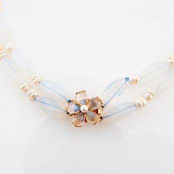 Heribert Engelbert, lås 18K guld och månstenar, halsband av odlade pärlor och glas.