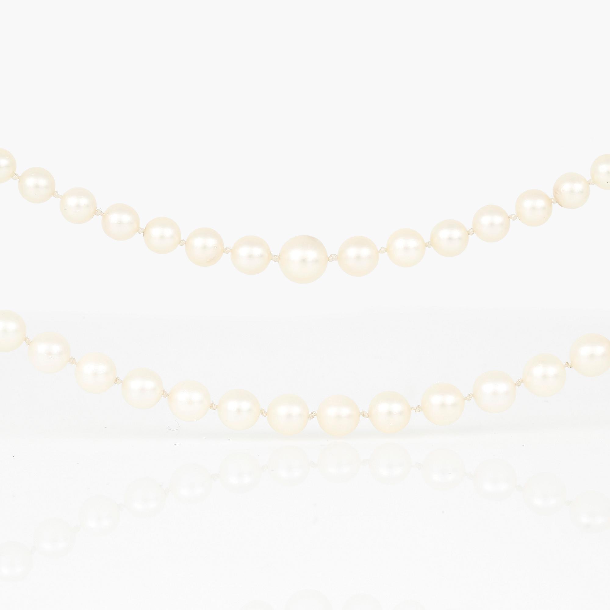 COLLIER, 2 st, den ena med lås i vitguld 18 k, med odlade pärlor. 1900-tal.