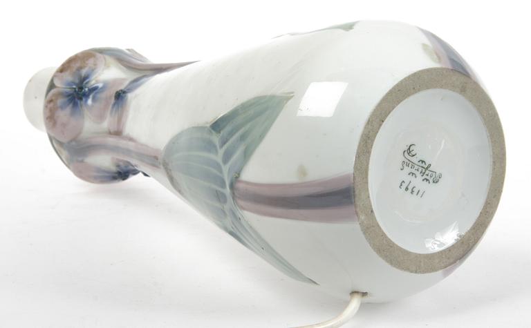 BORDSLAMPA, porslin, jugend, Rörstrand, 1900-talets första hälft.