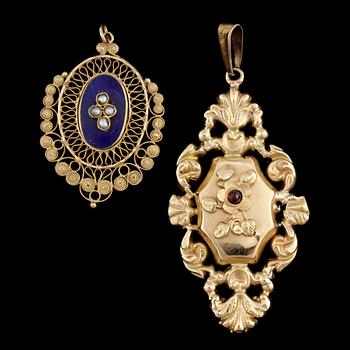 HÄNGEN, 2 st, 18k guld, bl a troligen Johan Niklas Palm, Visby 1848. Total vikt ca 7,5 gram.