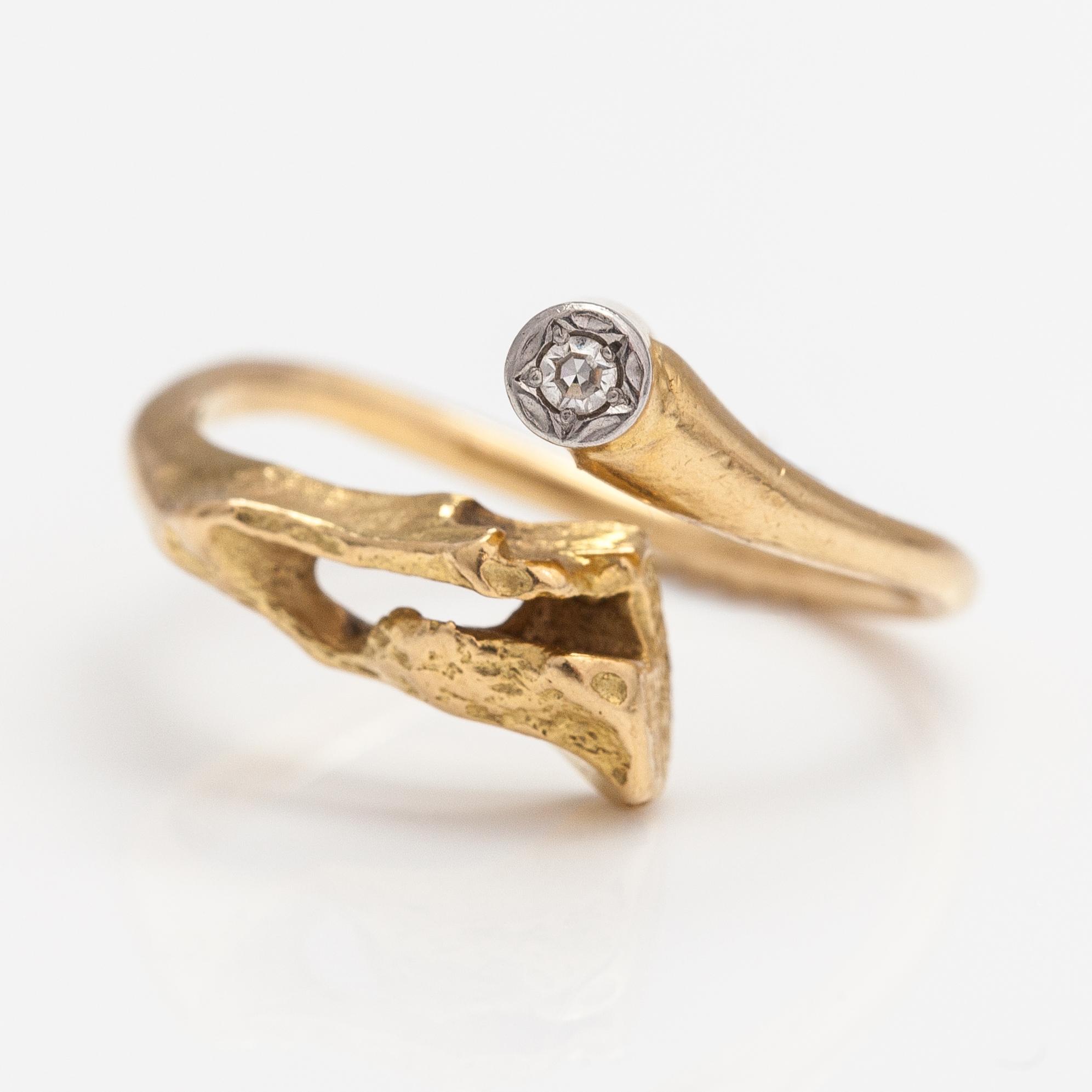 Björn Weckström, An 18K gold ring "Diamond well" with a diamond ca. 0.02 ct. Lapponia.