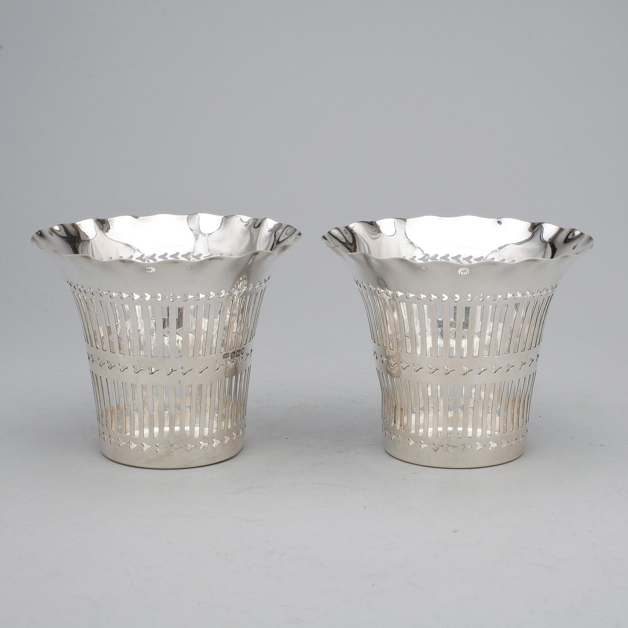 COASTERS, ett par, silver, Robert Palmer, London, England, 1903. Total vikt ca 263 g.