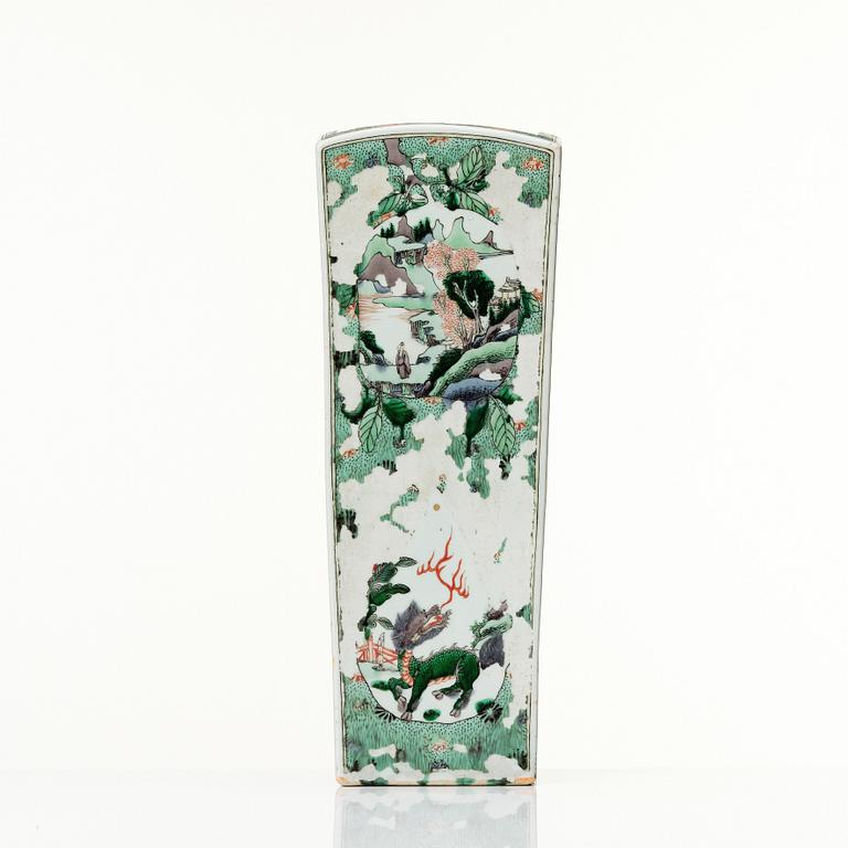 A Chinese rectangular famille verte vase, Qing dynasty, Kangxi (1662-1722).