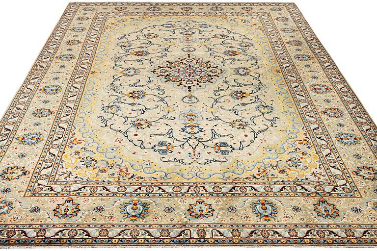 A so called Royal Kashan carpet, c. 468 x 313 cm.