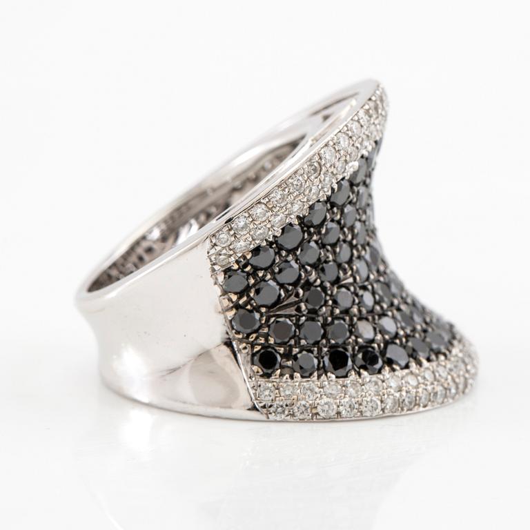 Ring in 18K white gold set with round brilliant-cut black and colourless diamonds.