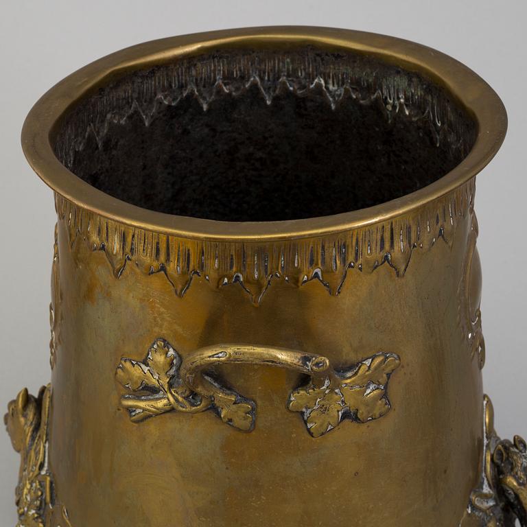 A LATE 19TH CENTURY BRASS CHAMPAGNE COOLER.