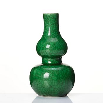 An apple green ge-glazed double gourd vase, Qing dynasty, 19th century.