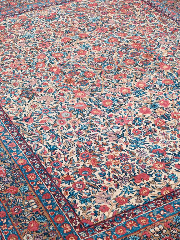 CARPET. Semi-antique Kerman.  295 x 240,5 cm.