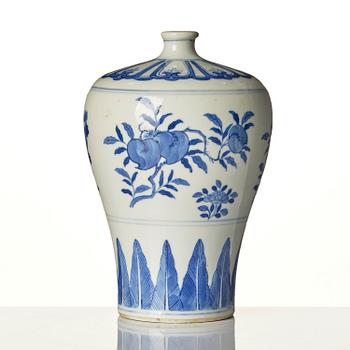 A blue and white Meiping vase, late Qing dynasty, 19th century.
