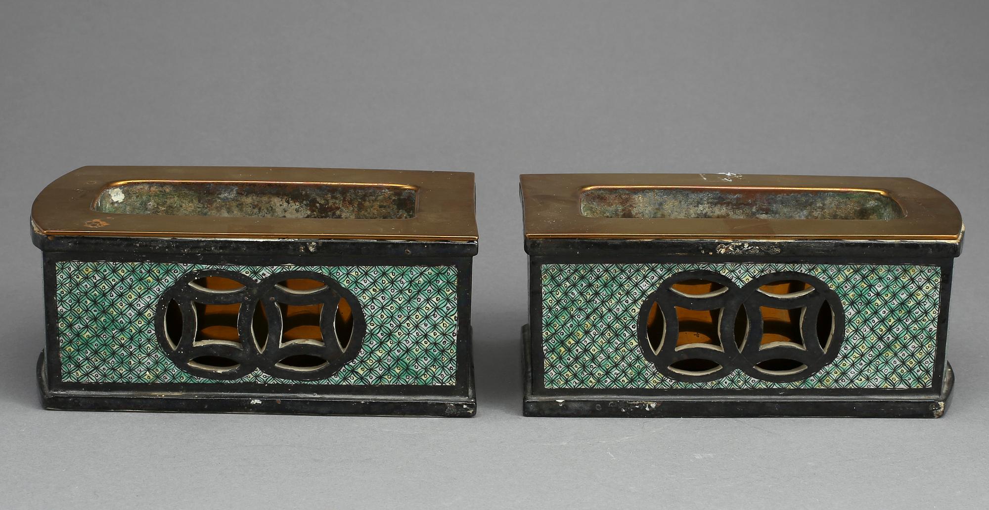 SOCKLAR MED INSATS FÖR BLOMMOR, porslin, Kina, 1800-tal.