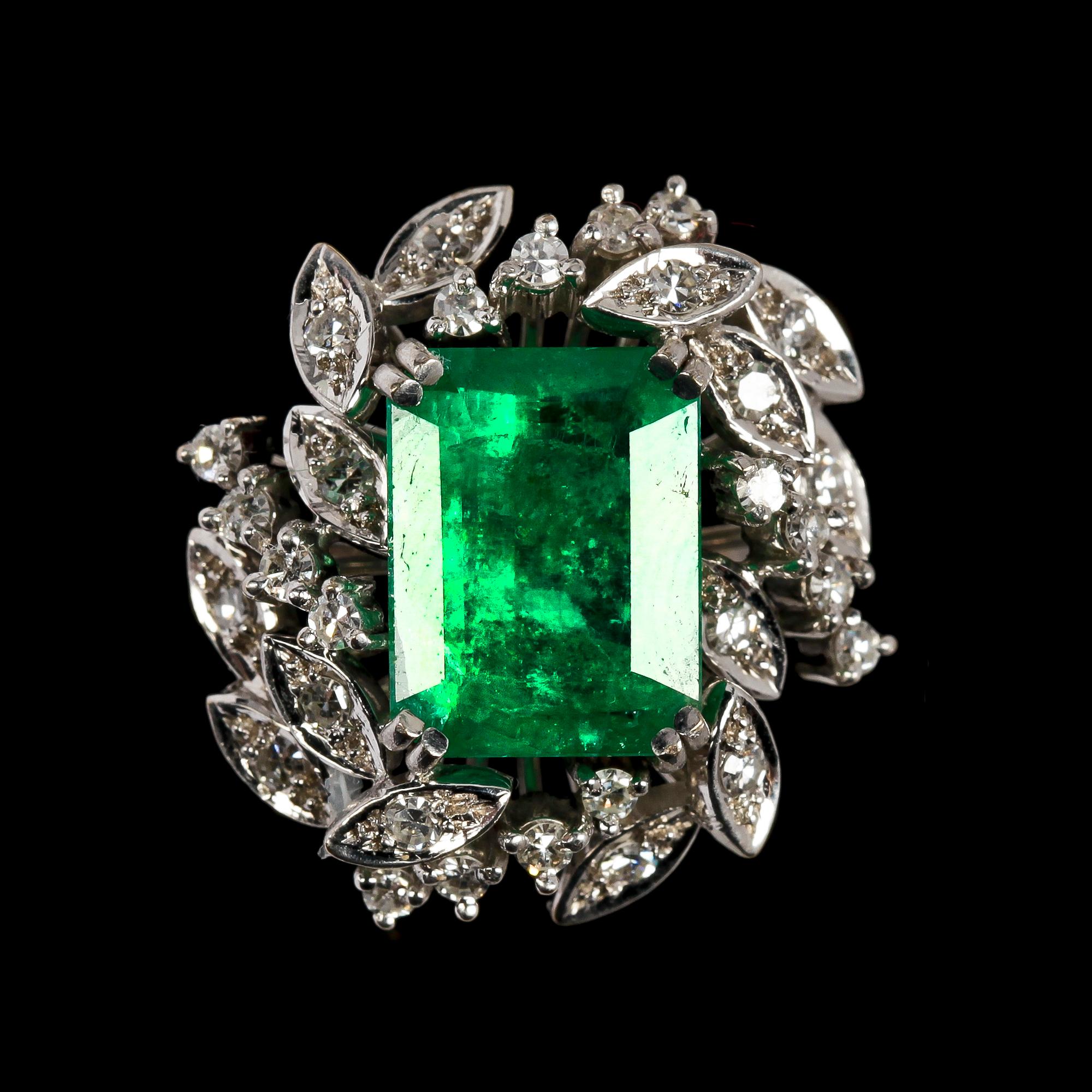 RING, step cut emerald with eight cut diamonds, tot. app. 0.35 cts.