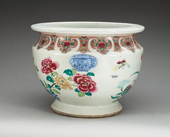 A large famille rose basin, Qing dynasty, Qianlong (1736-95).