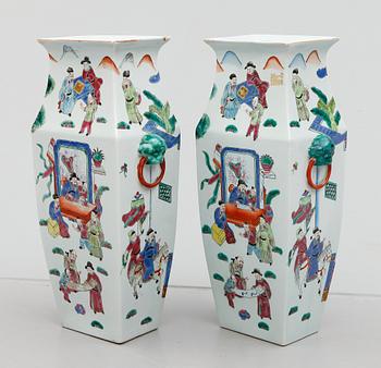 VASER, 1 par, snarlika, porslin, Kina, 1900-talets andra hälft.