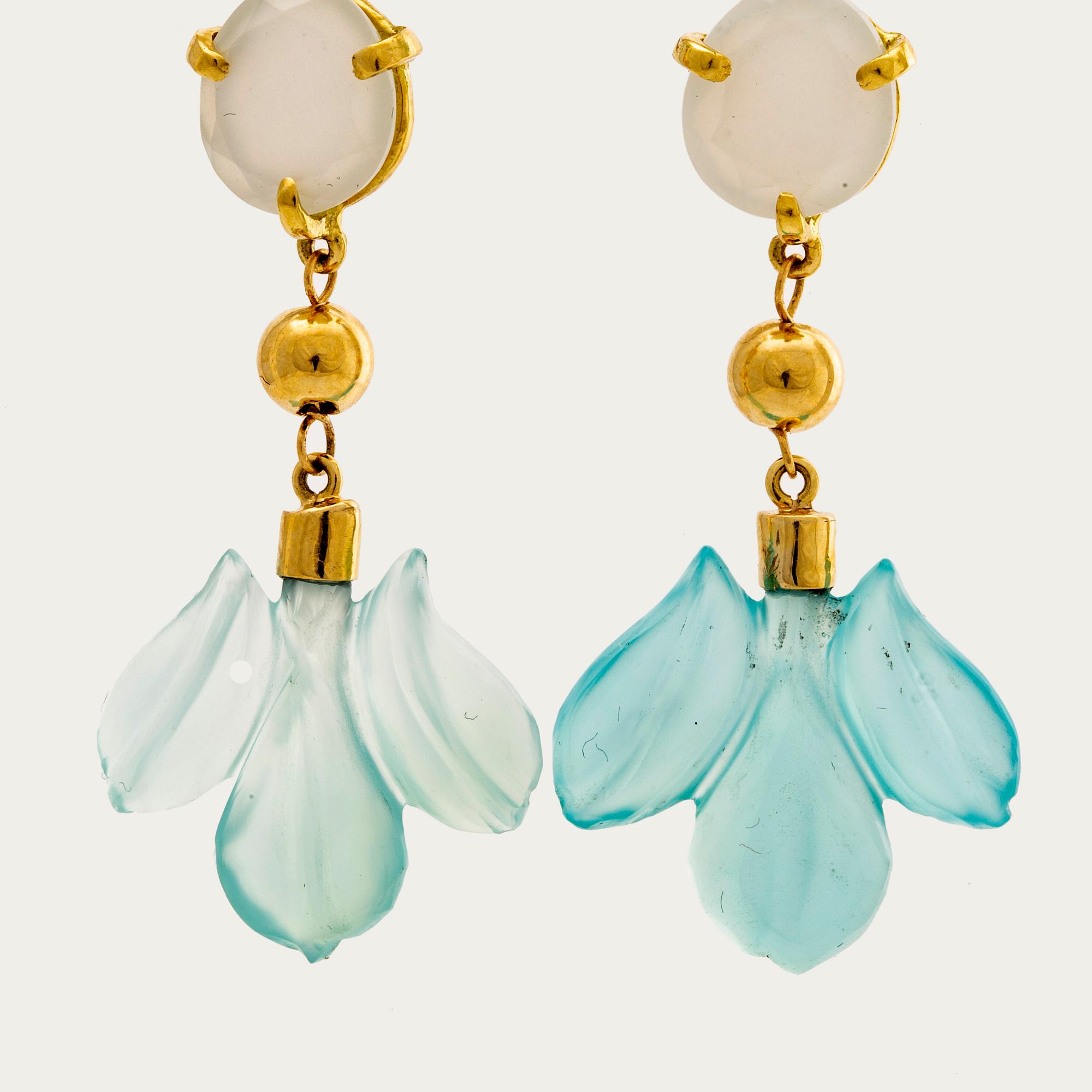 EARRINGS 18K gold and chalcedony, length approx 6 cm.