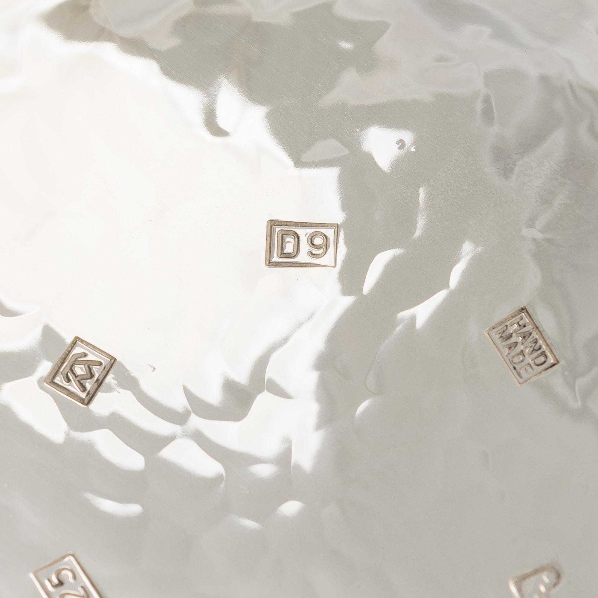 A. Tillander, skål, sterlingsilver och emalj. Helsingfors 2005.