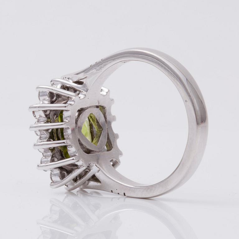RING med peridot, ca 4.30 ct, samt briljantslipade diamanter totalt ca 0.65 ct.