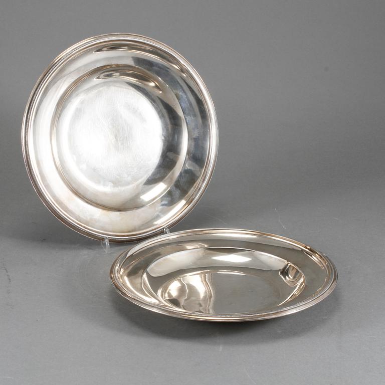 TALLRIKAR, 2 st, silver, Paris, omkring år 1800, vikt 1281 gram.